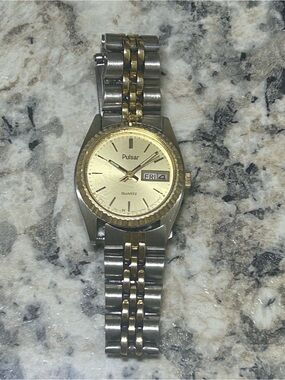Vintage Pulsar V248-0020 Women’s 24mm Watch Working New Battery READ